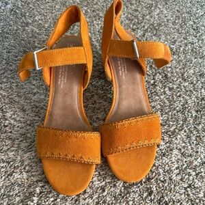 🍊 🌾Tom’s orange suede sandals size 7